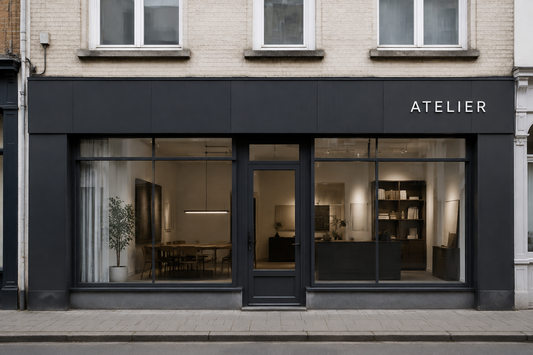 Illustration IA : Bandeau anthracite et lettrage ATELIER coordonnés à une devanture.