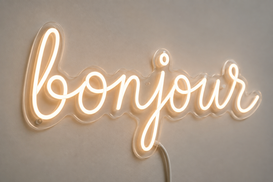 Illustration IA : Texte bonjour en néon LED blanc chaud sur un support transparent.