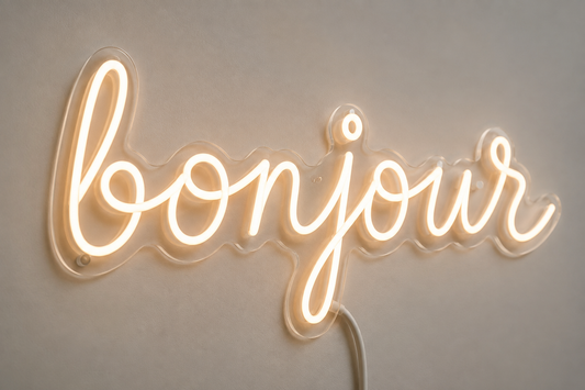 Illustration IA : Texte bonjour en néon LED blanc chaud sur un support transparent.